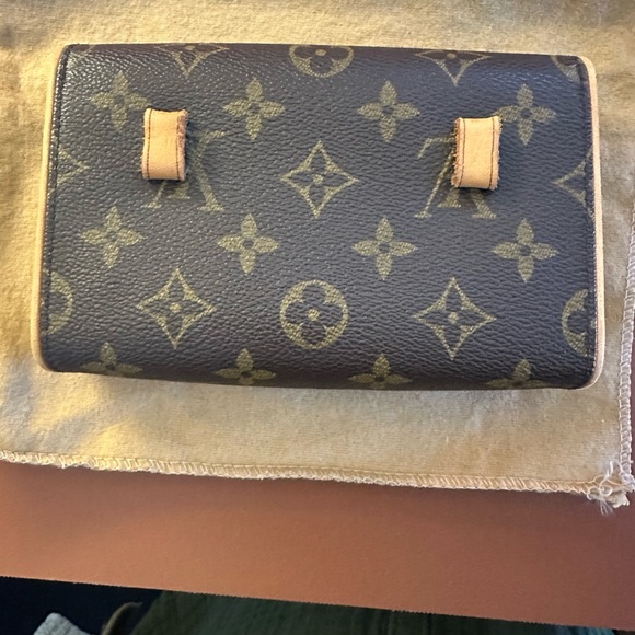 Louis Vuitton Monogram 'Florentine' Belt Bag - Picture 6 of 10